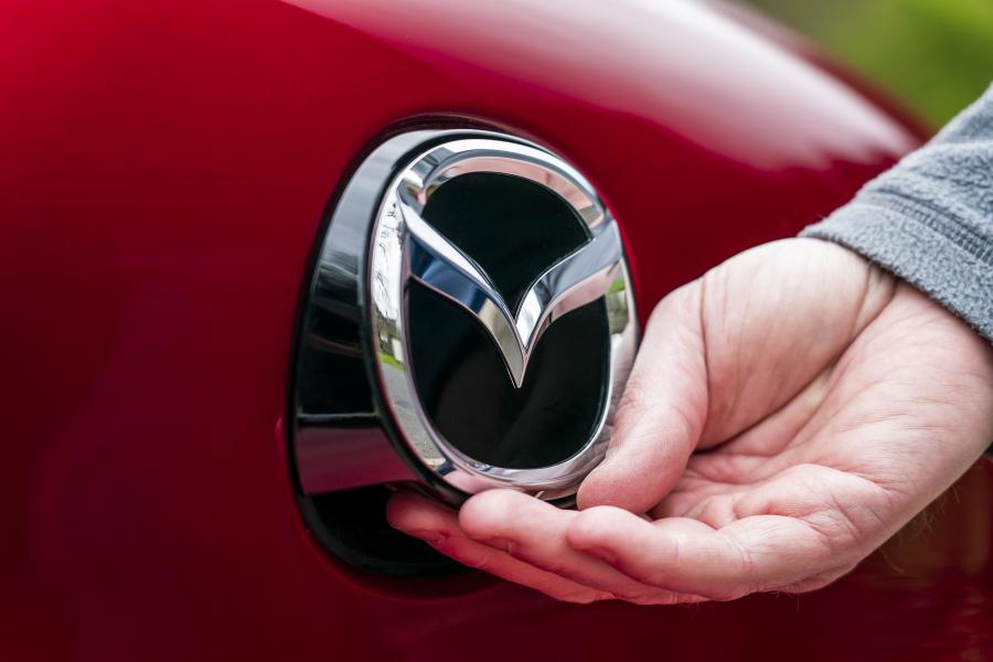 Логотип Mazda3 Skyactiv-G Sport Lux Hatchback 2019 года  (UK) (фото 66 из 91)